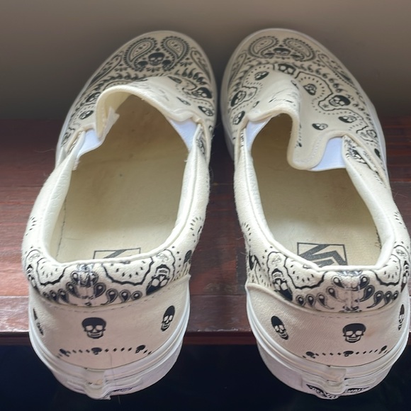 Vans Slip-On Sneakers - Cream with black skull design Men’s 8.5 / women’s 10 - Picture 2 of 6